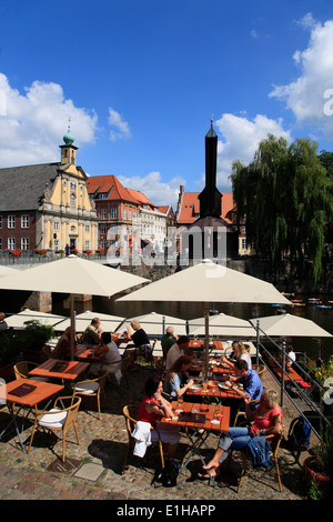 Restaurant und Cafe am Fluss Ilmenau im Alten Hafen am Stintmarkt, Lüneburg, Lüneburg, Niedersachsen, Deutschland, Europa Stockfoto