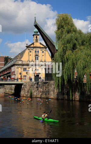 Kanu am Fluss Ilmenau im Alten Hafen am Stintmarkt, Lüneburg, Lüneburg, Niedersachsen, Deutschland, Europa Stockfoto