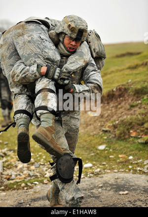 US Air Force Senior Airman Dominique Walker, dem 100. Sicherheit Kräfte Squadron, Transporte Senior Airman Stephan zugewiesen Stockfoto