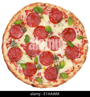 Frische Salami Pizza isoliert auf weißem Hintergrund Stockfoto