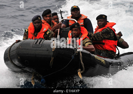 Kamerun-Segler nähern die Lenkflugkörper Fregatte USS Simpson (FFG-56) in einem Festrumpf-Schlauchboot während eines Besuchs, Vorstand Stockfoto