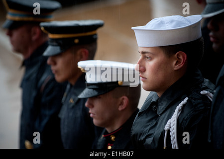 Mitglieder des US-Militärs zu Ehren Garde warten im Regen, israelische Verteidigungsminister Ehud Barak im Pentagon 29 Februar begrüßen zu dürfen, Stockfoto