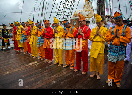 Indonesische Seeleute an Bord der indonesischen Marine Großsegler KRI Dewaruci führen einen traditionellen Tanz nach Ankunft des Schiffes an Jo Stockfoto