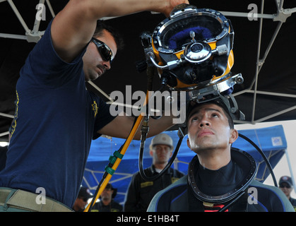 US Navy Diver 3. Klasse Richard Burby links, zugewiesen, Mobile und Tauchen Salvage Unit (MDSU) 2, legt einen KM 37 Tauchgang Helm Stockfoto