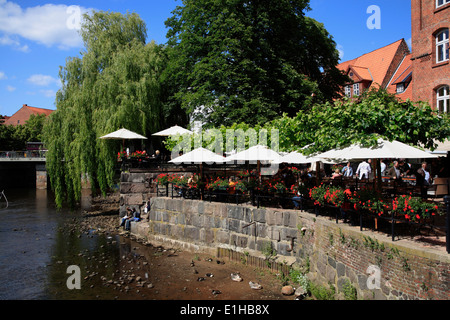 Terrasse Restaurant Luener Muehle, wasserviertel am Fluss Ilmenau, Lüneburg, Lüneburg, Niedersachsen, Deutschland, Europa Stockfoto