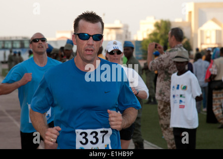 US Navy Lt. CMdR Jon Wilson, eine künftige Operationen Land Planer zugewiesen, kombiniert Joint Task Force-Horn von Afrika, Kreuz Stockfoto