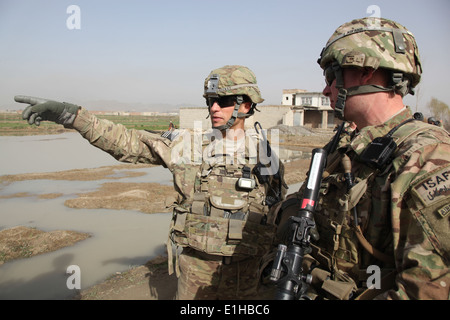 US Army 1st Lt. Matthew Hickey, links, zugewiesen, 1. Zug, 2. Bataillon, 377. Parachute Field Artillery Regiment, Gespräche Stockfoto