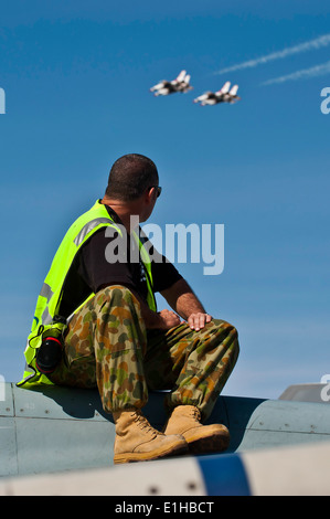 Royal Australian Air Force Sergeant David Newman, ein Handel Supervisor zur Nr. 75 Squadron versetzt, Uhren der US Air Force Air De Stockfoto