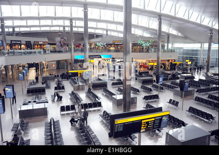 London, UK, Heathrow Terminal 2 wird nach umfangreichen 2 £5bn Sanierung als Queen es Terminal geöffnet. Flüge sind Flüge nach mit 34 abgeschafft werden nur 10 % der Kapazität am ersten Tag. Abflug-Lounge bei der T-Credit: JOHNNY ARMSTEAD/Alamy Live News Stockfoto