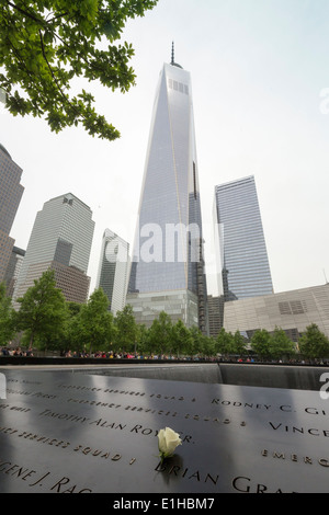 Festschrift weisse rose auf Namen The National September 11 Memorial in New York City, Manhattan, USA Stockfoto
