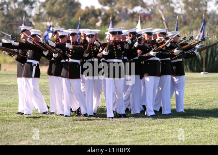 Das US Marine Corps Silent Drill Platoon führt während einer Schlacht Farbe Zeremonie im Marine Corps Air Station Miramar, Kalifornien, Stockfoto