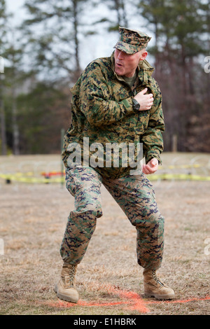 Sgt. Major der Marine Corps Micheal P. Barrett Grimassen bei der ersten Welle der Wärme aus der Active Denial System (ADS) durin Stockfoto