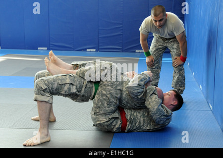 US Army Staff Sgt Brian Barnard und Spc. Jonathan Ellis konkurrieren in einem Combatives Turnier am ersten Tag die Installat Stockfoto