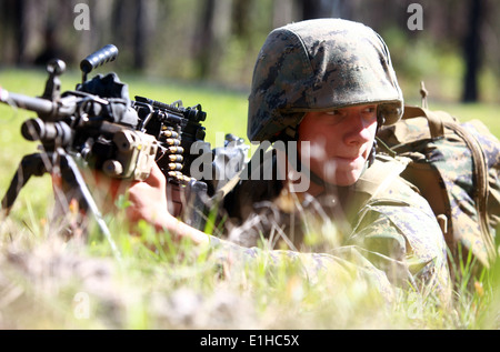 U.S. Marine Corps Lance Cpl. Joseph Snyder, Kraftverkehr Mechaniker mit Bekämpfung der Logistik-Regiment 25, 2. Marine Logistics Stockfoto