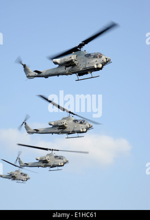 US Marine Corps AH-1W Cobra Hubschrauber, Marine Medium Helicopter Squadron (HMM) 265-fliegen in Formation nach der Einnahme zugeordnet Stockfoto