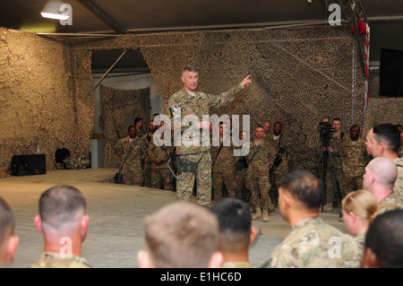 US-Sergeant Major der Armee Raymond F. Chandler III, zentrieren, spricht mit Soldaten während einer Bürgerversammlung am Kandahar Flugplatz Stockfoto