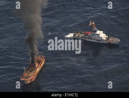 Besatzungsmitglieder, die US Coast Guard Cutter Anacapa zugewiesen Feuer explosive Munition an die japanische Fischereifahrzeug Ryou-Un Ma Stockfoto