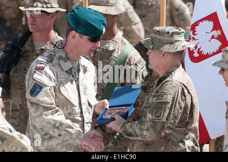 Polnischen Major General Piotr Blazeusz, Kommandant der Task Force White Eagle in der Provinz Ghazni, präsentiert ein Geschenk zu Oberst Mark L. Stock Stockfoto