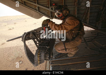 US Marine Corps Gunnery Sgt. John Delgado, ein Crewchef mit Marine schwere Hubschrauber Geschwader (HMM) 362, sucht nach Aktivität w Stockfoto