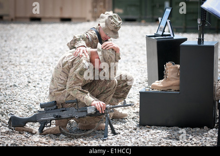 Fallschirmjäger mit der 82nd Airborne Division 1st Brigade Combat Team trauern um CPL. Antonio Burnside während einer memoria Stockfoto