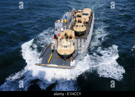 Eine Landing Craft Utility Assault Craft Unit (ACU 2) Ansätze gut Deck Mehrzweck amphibischer Angriff Schiff uns Stockfoto