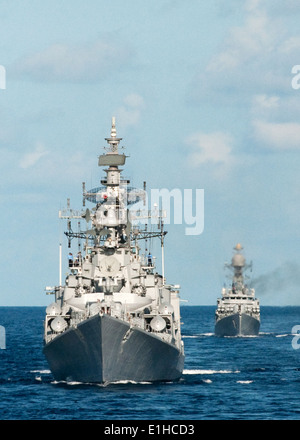 Die indische Marine Lenkwaffenzerstörer INS Ranvir (DDG-54) führt INS Kulisch (P 63) während eines vorbeifahrenden Trainings in Unterstützung o Stockfoto