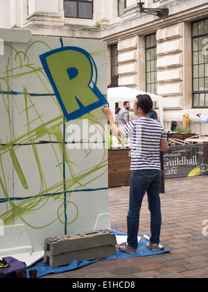 Ein Künstler schafft ein Stück öffentlichen Graffitikunst während der ersten Portsmouth Street Spiele, gehalten in der Stadt Guildhall square Stockfoto