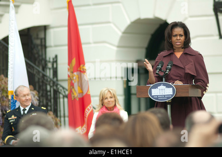 First Lady Michelle Obama, Recht, spricht als Vorsitzender der Joint Chiefs Of Staff Army General Martin E. Dempsey, links, und Jill B Stockfoto