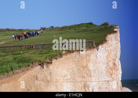 Birling Gap, East Sussex, UK... 4 Jun 2014..Further Niederschlag auf den Kreidefelsen mit mehr Prognose dieses Wochenende, steigt wieder die Gefahren des Gehens unter überhängenden Felswand. Kurz vor dieser Aufnahme fielen kleine Felsen und eine Familie am Strand sitzen musste sehr schnell aus dem Bereich bewegen. Dies war der Schauplatz eines spektakulären Sturzes ein paar Monate her. David Burr/Alamy Live eine News Stockfoto