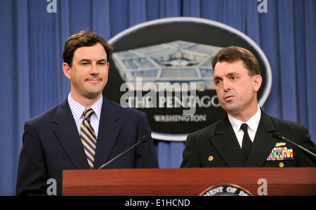 Befehlshaber der Pazifischen Partnerschaft (PP) U.S. Navy Captain James Morgan, Recht, und Captain Jonathan Olmsted, das Schiff master w Stockfoto