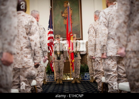 US Marine Corps und Navy Führungspositionen nehmen Sie Teil an der Deaktivierung Zeremonie für II Marine Expeditionary Force (MEF) (Fo Stockfoto