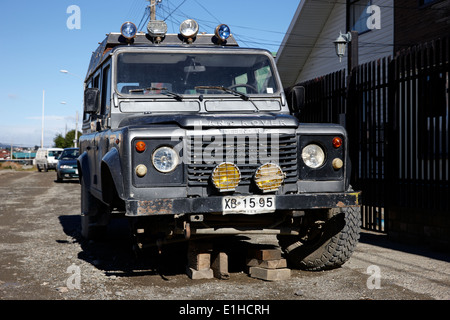 Landrover mit Federung Schäden an Ziegeln in Punta Arenas, Chile Stockfoto