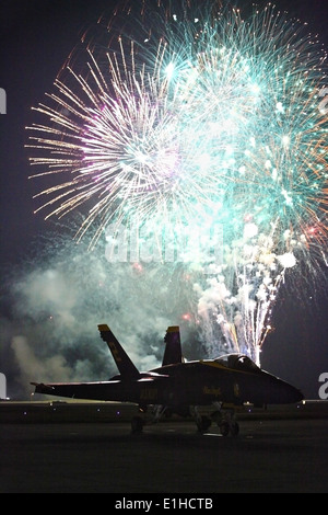 Die "Blue Angels f-18 sitzt auf dem Laufsteg als Feuerwerk den Himmel, die Marine Corps Air Station (MCAS) Cherry Point zu schließen" Stockfoto