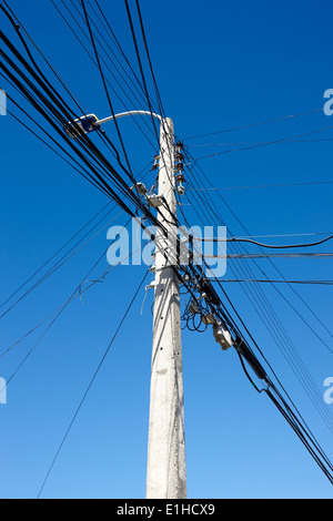 konkrete Straßenlaterne Telegrafenmast mit Strom und Telefon Kabel Punta Arenas Chile Stockfoto