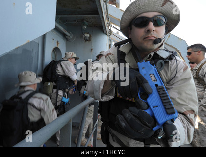 U.S. Navy Senior Chief Sonar Techniker Oberfläche Victor Meza, Mitglied der boarding Teams mit Lenkflugkörper Fregatte USS Simp Stockfoto