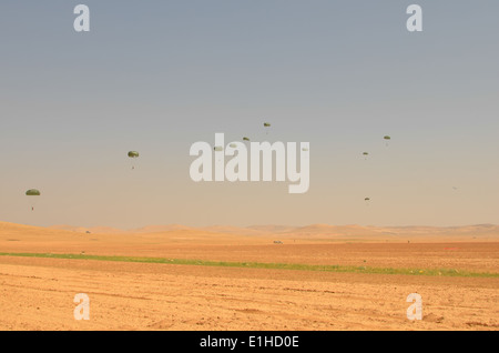 Jordanische und US Service Mitglieder Fallschirmen einer Landezone eifrig Löwe 2012 in Amman, Jordanien, 10. Mai 2012. Begierig L Stockfoto