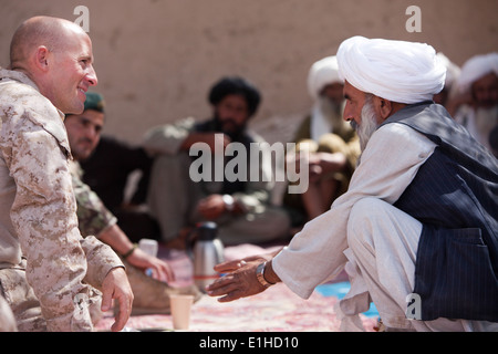 US Marine Corps 1st Sgt. Alex Leibfried, links, der Firma First Sergeant mit Bravo Company, 1. Bataillon, 7. Marine Regim Stockfoto