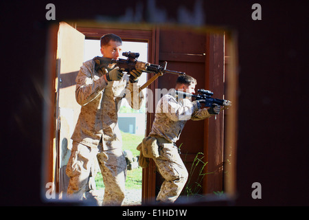 U.S. Marine Corps Lance Cpl. McKenzie Schmalz, links, ein Anti-Panzer-Missileman mit persönlichen Sicherheitsabteilung, Regimental C Stockfoto