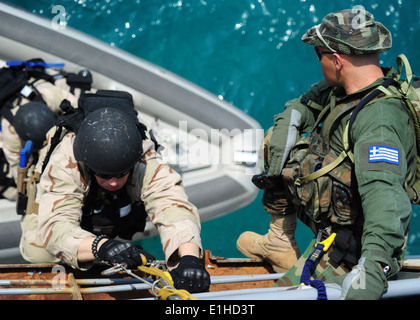 US Marine Operations Specialist 3. Klasse Craig Sperry, links, ein Internat Teammitglied die Lenkflugkörper Fregatte USS zugewiesen Stockfoto