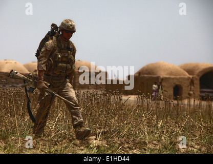 Ein US-Marine mit Bravo Company, 1st Reconnaissance Battalion Köpfe auf ein Marinekorps MV-22 Osprey Tiltrotor Flugzeug nach e Stockfoto