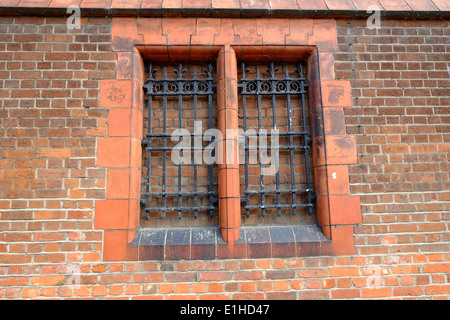 Eisenstangen über Fenster zugemauert, eines Gefängnisses in Bedford County Court Stockfoto