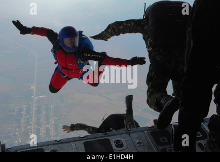 Rumänische Soldaten springen von einer KC-130 Hercules-Flugzeuge während des Trainings in Campia Turzii, Rumänien, 15. Mai 2012. Die Luftfahrt-co Stockfoto