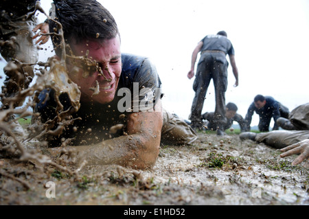Erstsemester-Midshipmen oder Plebs, ist während der Teilnahme an Probefahrten 15. Mai 2012, an der US Naval Fortbildungsangebote mit Schlamm bespritzt Stockfoto