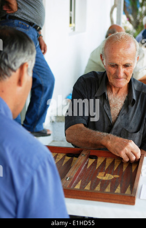 Einheimische Männer spielen Backgammon, in Siana, Insel Rhodos, Griechenland - Stockfoto