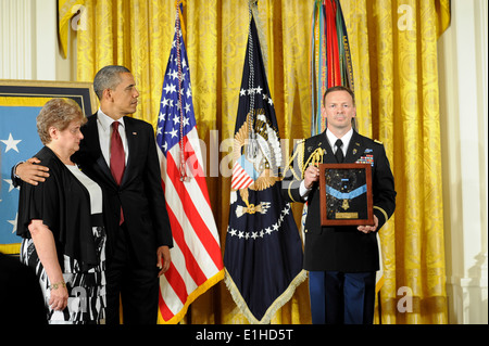 Präsident Barack Obama, Center, bietet Komfort, Rose Buccelli, die Witwe des US Army Spc. Leslie H. Sabo Jr., während die Sabo Stockfoto