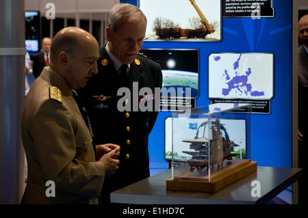 US Marine Admiral James Stavridis, links der NATO Supreme Allied Commander Europe und dänische Armee General Knud Bartels, Vorsitzender o Stockfoto