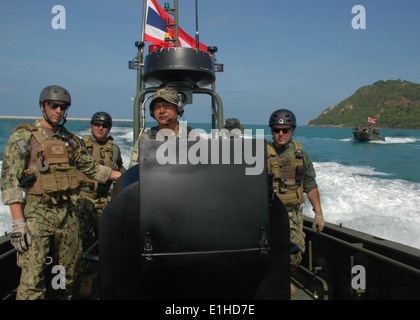 Segler mit der Royal Thai Navy Riverine Patrol Regiment und US-Segler mit Riverine Squadron (RIVRON) 1 führen riverine t Stockfoto