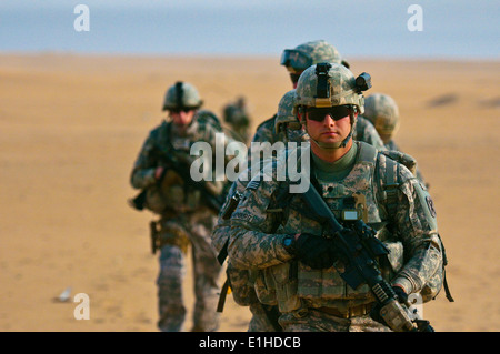 US Army Spc. Tye Beasenburg mit Charlie Kompanie, 4. Bataillon, Infanterie-Regiment 118., fährt eine Landezone nach der Stockfoto