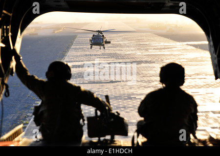 US Armee Sgt. 1. Klasse Edward Willis, links, ein Unteroffizier Qualitätskontrolle verantwortliche und Sgt. 1. Klasse Derek Wal Stockfoto
