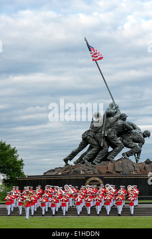 Die Vereinigte Staaten Marine Drum und Bugle Corps marschiert während der erste Sonnenuntergang Parade des Jahres in den Vereinigten Staaten-Marin Stockfoto